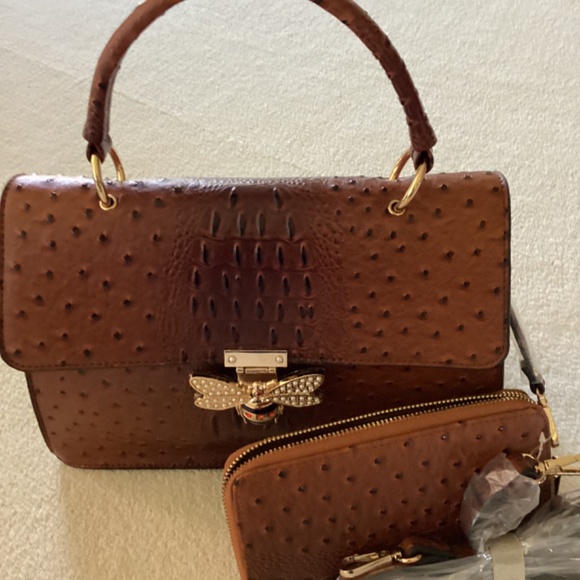 New.  Great with any outfit faux croc purse.  Includes wallet and shoulder strap - Picture 2 of 7